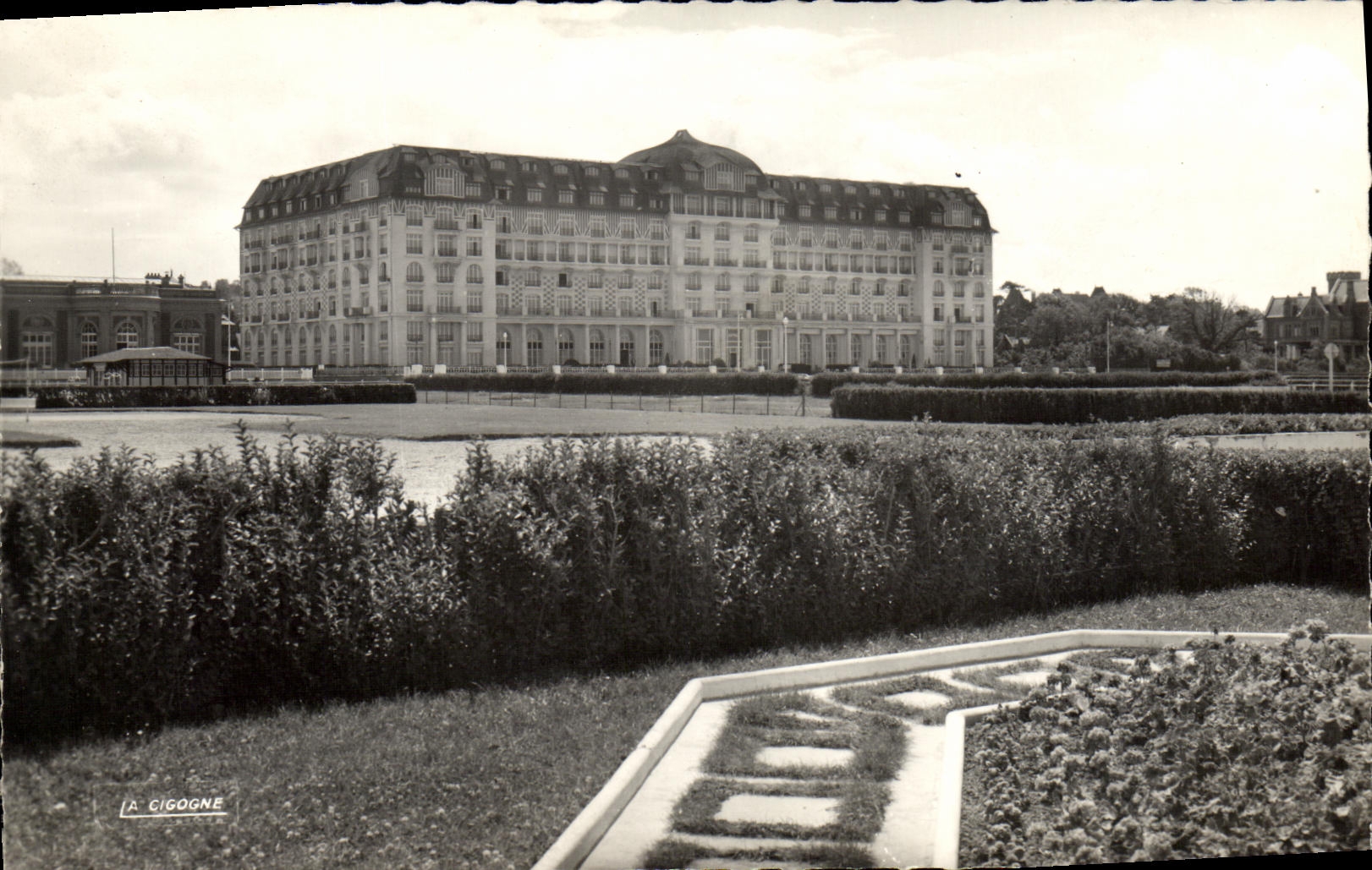 CPM Deauville La Plage Fleurie Le Grand Hotel Royal