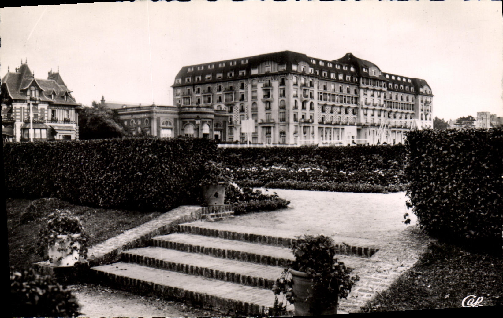 CPM Deauville La Plage Fleurie Le Royal Hotel et les Jardins