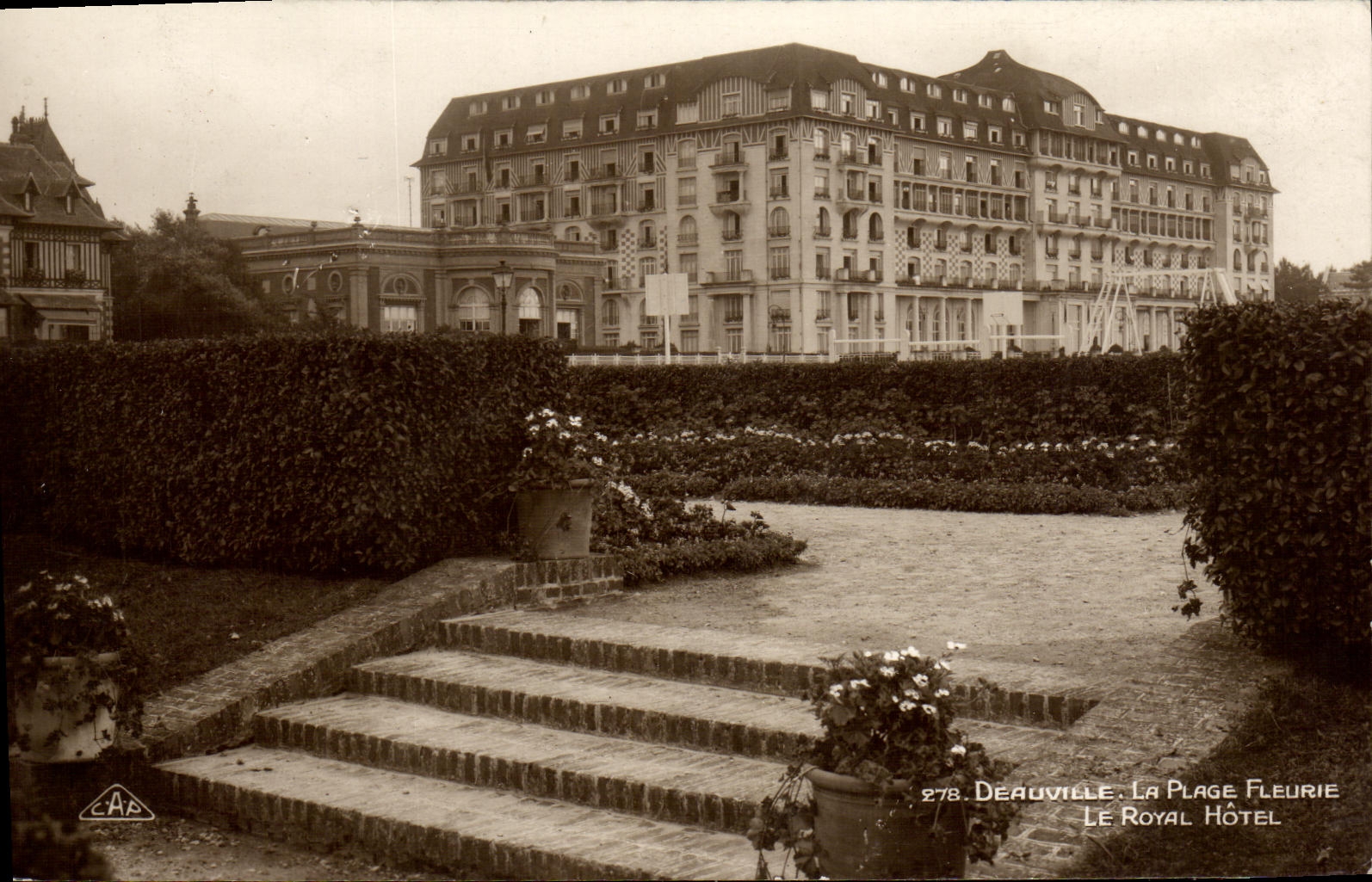 CPM Deauville La Plage Fleurie Le Royal Hotel