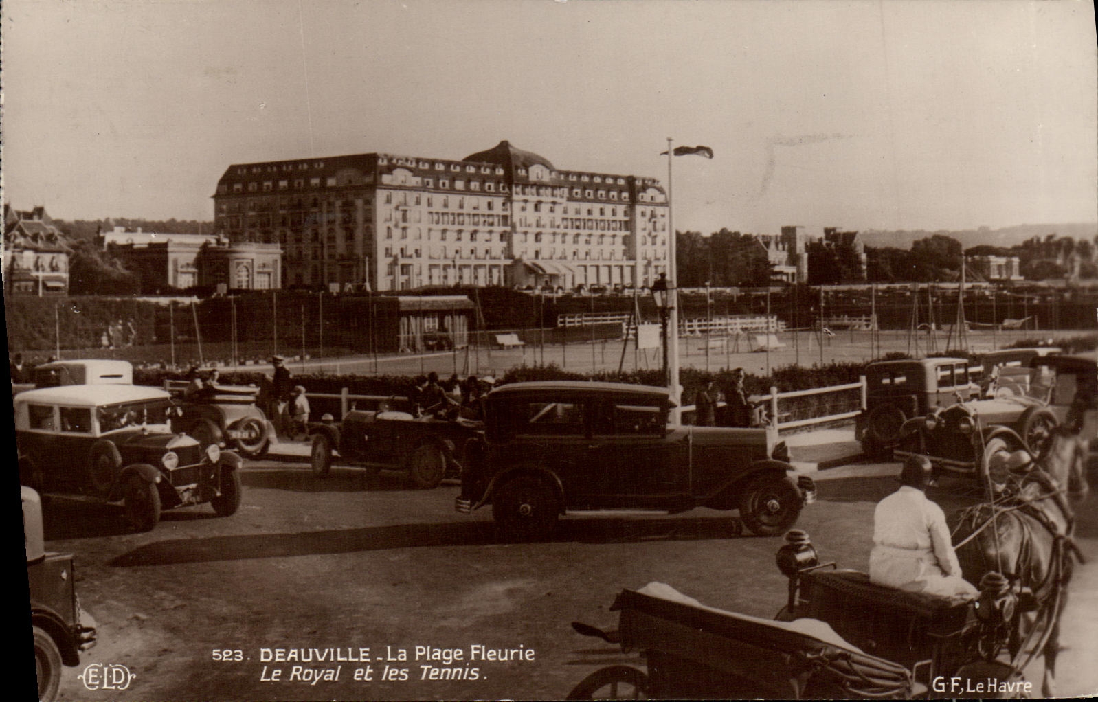 CPM Deauville La Plage Fleurie Le Royal et les Tennis