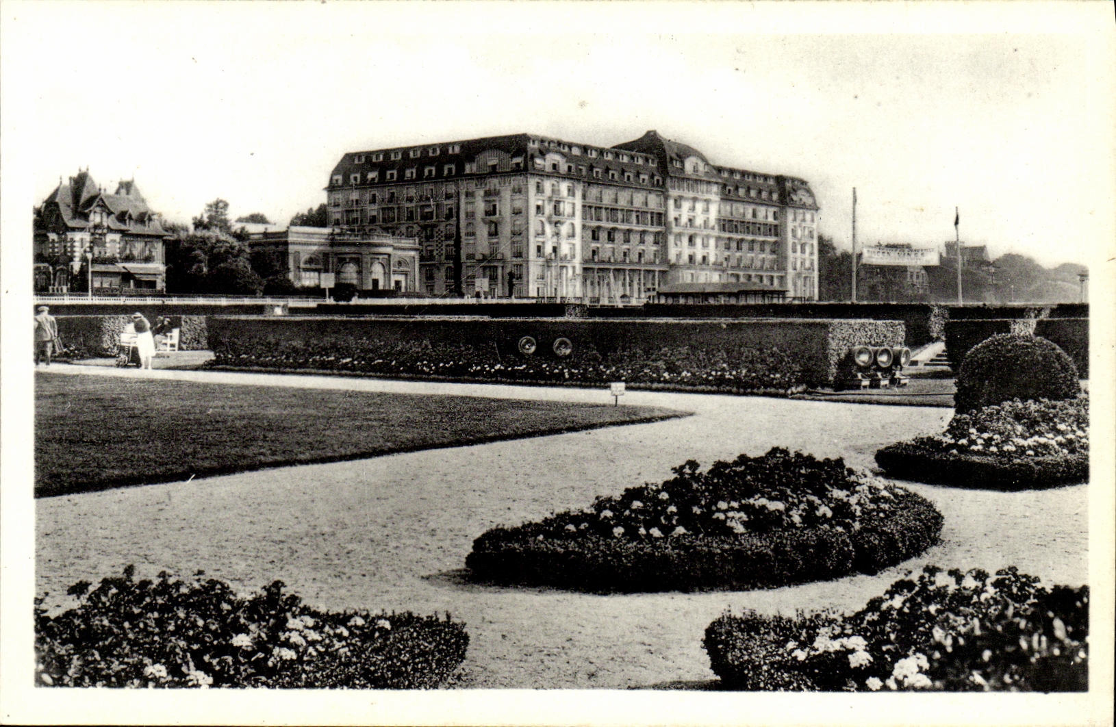 CPM Deauville La Plage Fleurie Le Royal Hotel et les Jardins