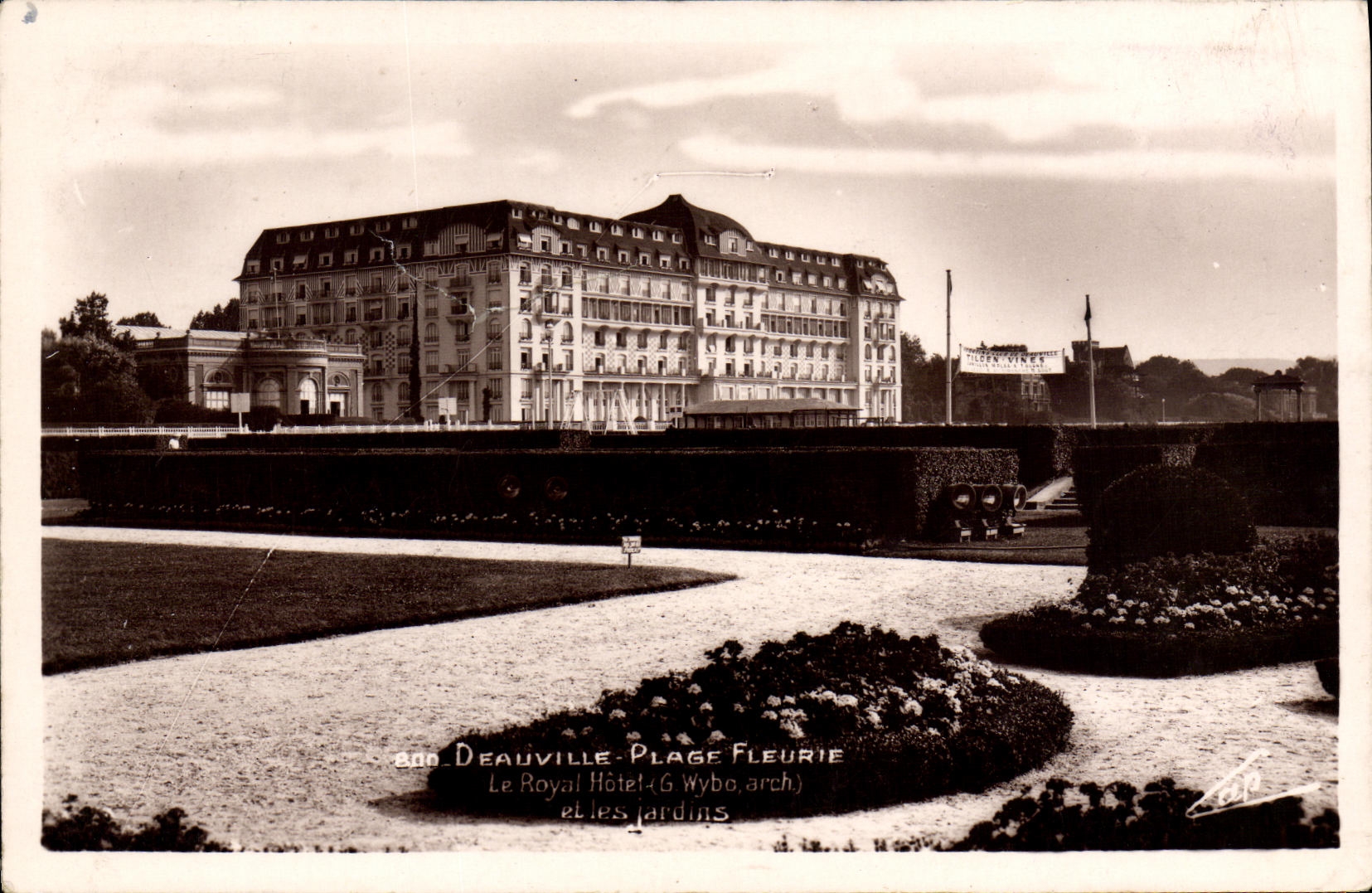 CPM Deauville La Plage Fleurie Le Royal Hotel et les Jardins