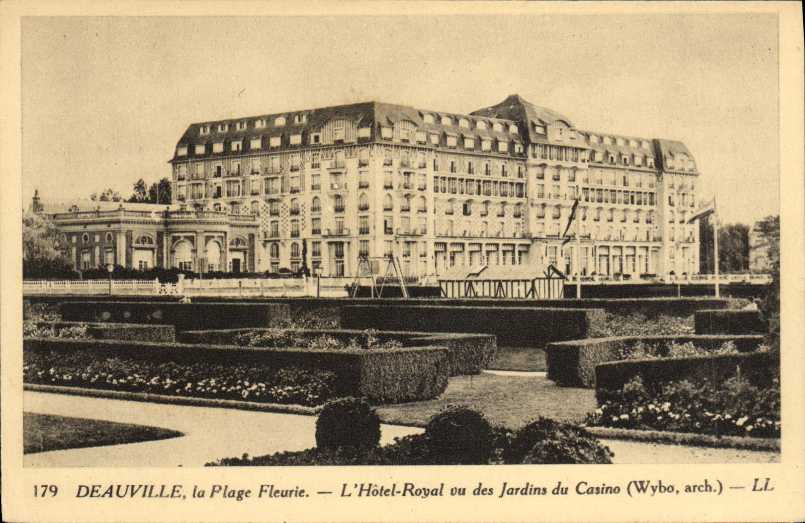 CPA Deauville La Plage Fleurie L Royal Hotel vu des Jardins du Casino