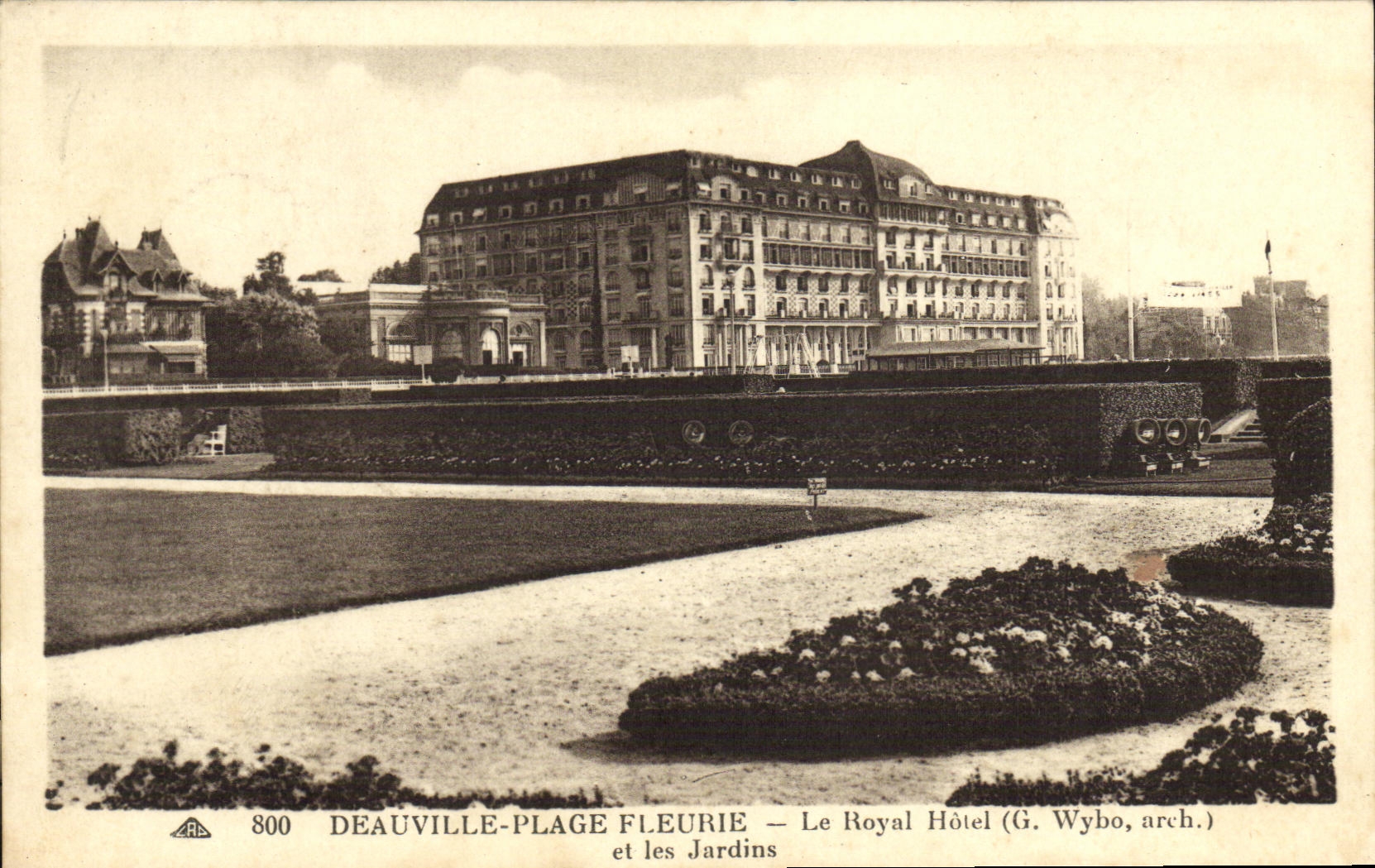 CPA Deauville Plage Fleurie Le Royal Hotel et les Jardins