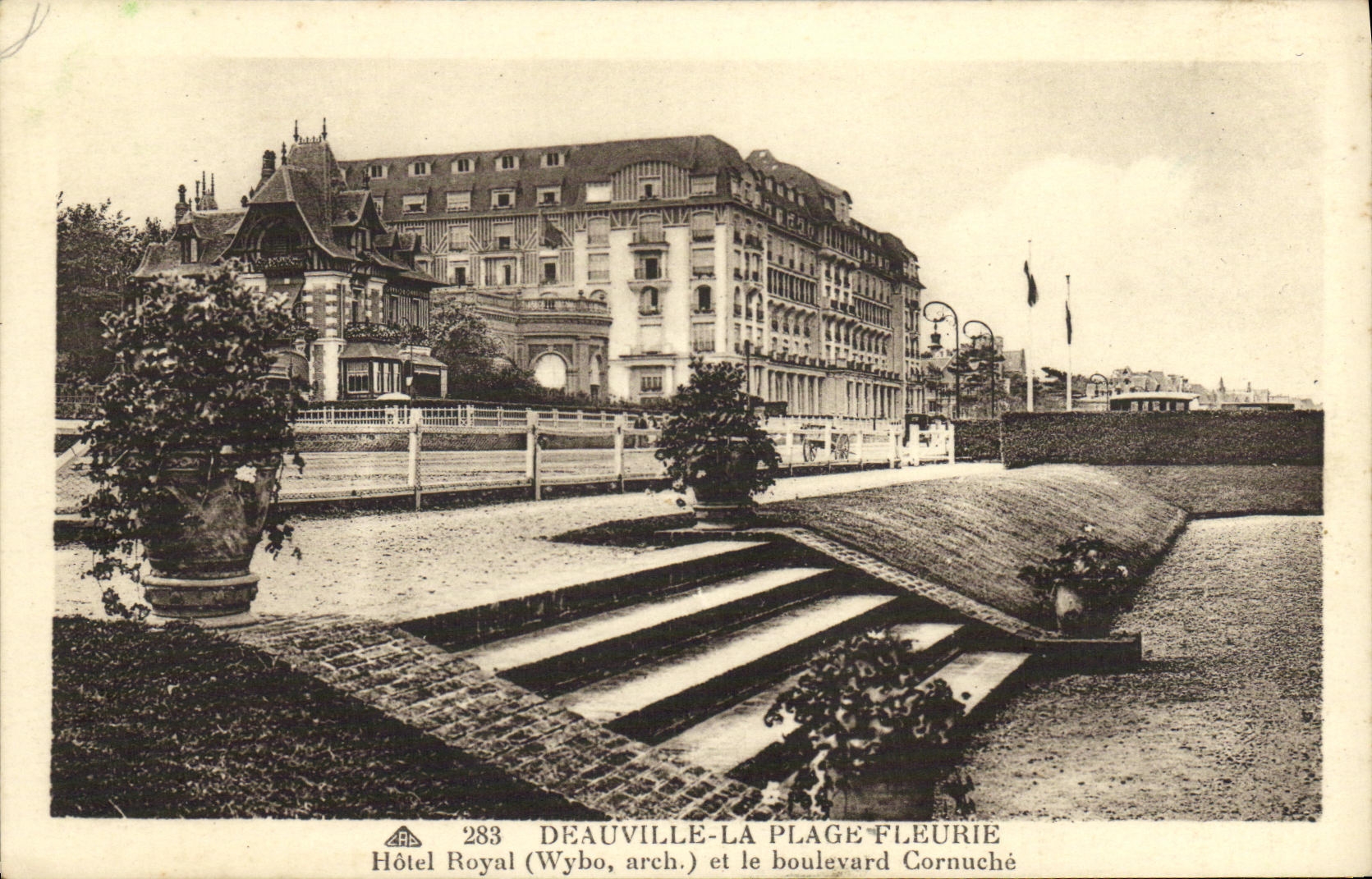 CPA Deauville La Plage Fleurie Royal Hotel et le boulevard Cornuche