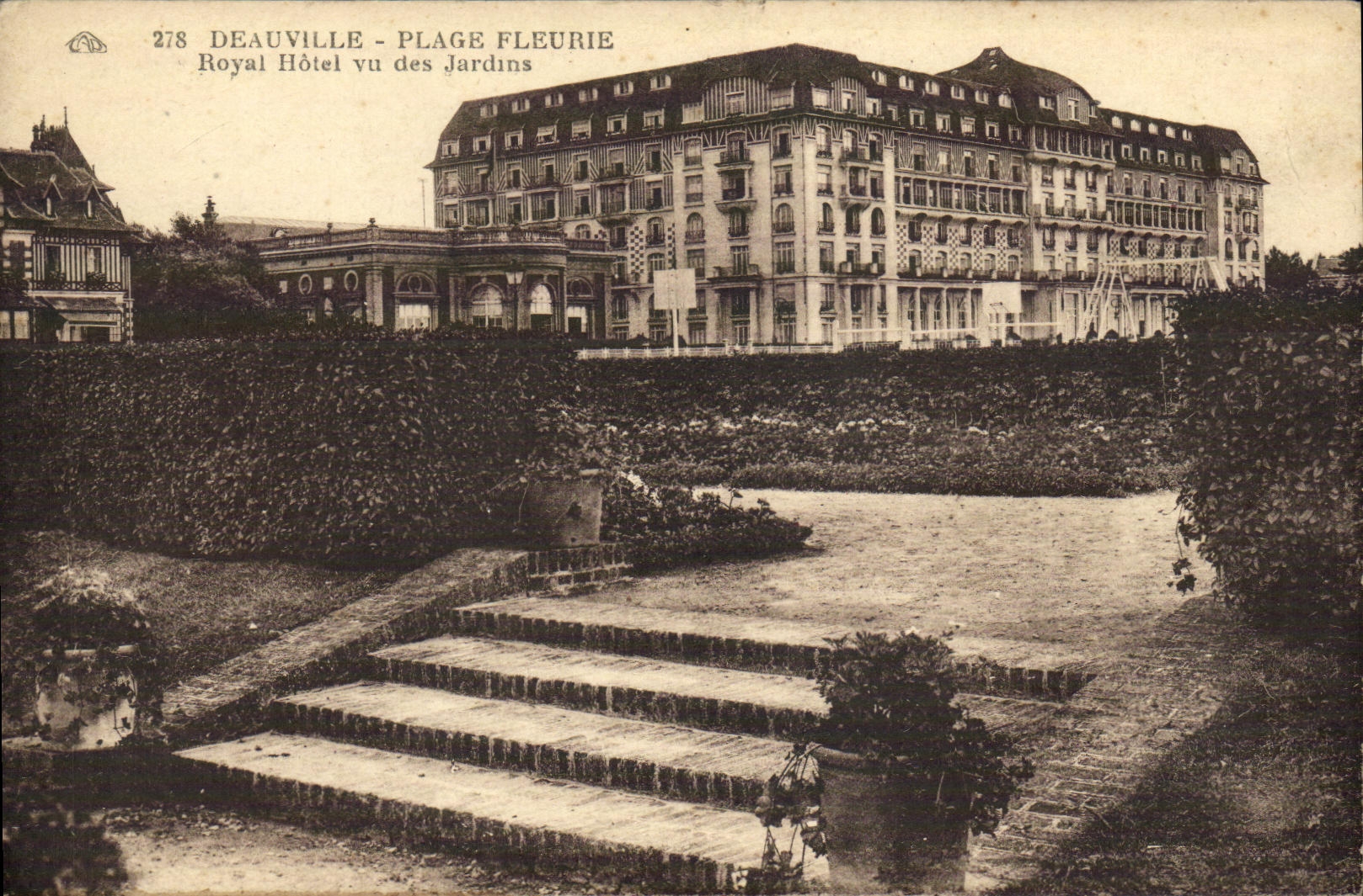 CPA Deauville Plage Fleurie Royal Hotel vu des Jardins