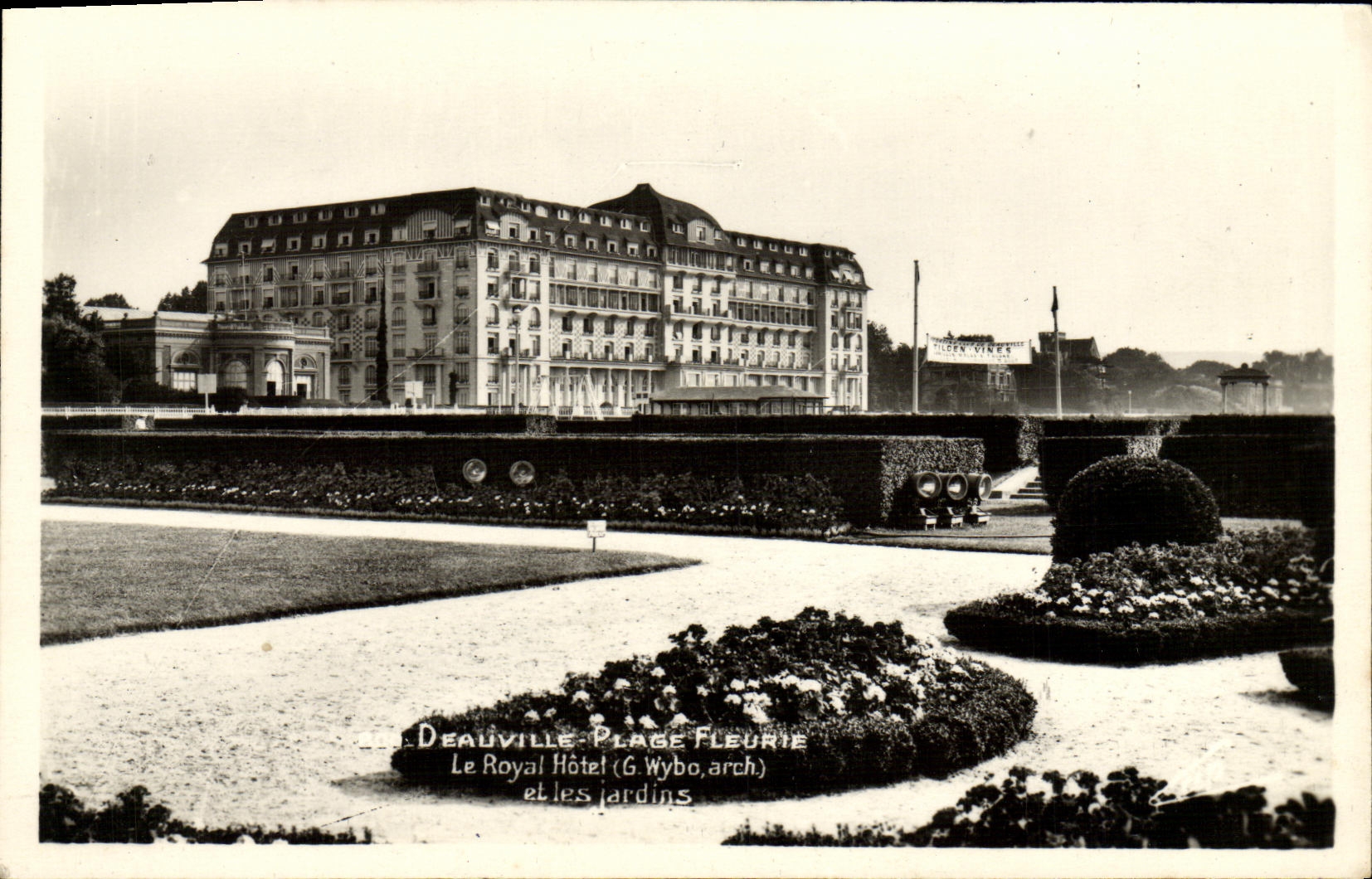 CPA Deauville la Plage Fleurie Le Royal Hotel et les Jardins