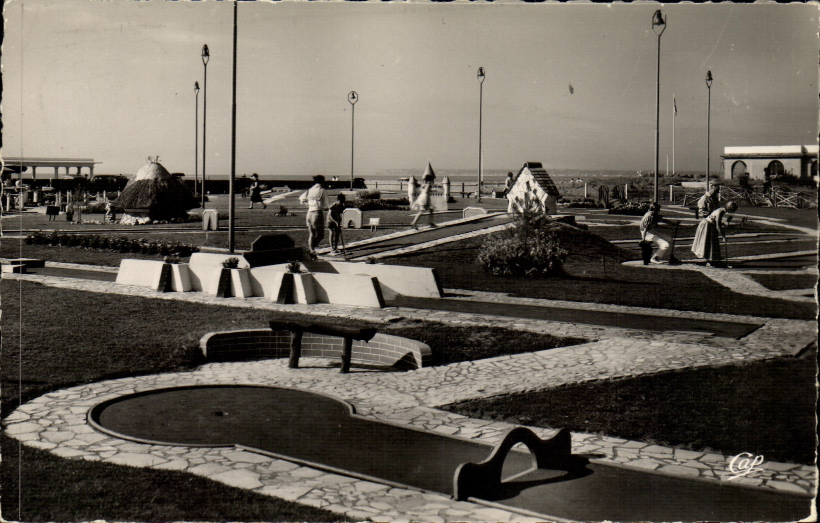 CPM Deauville Plage Fleurie Le Golf miniature