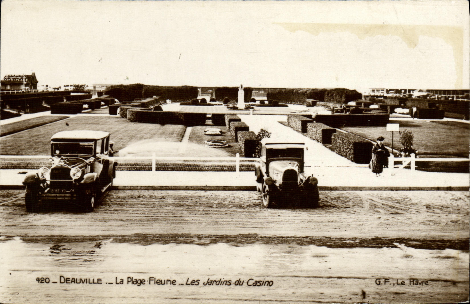 CPM Deauville La Plage Fleurie Les Jardins du Casino Automobile