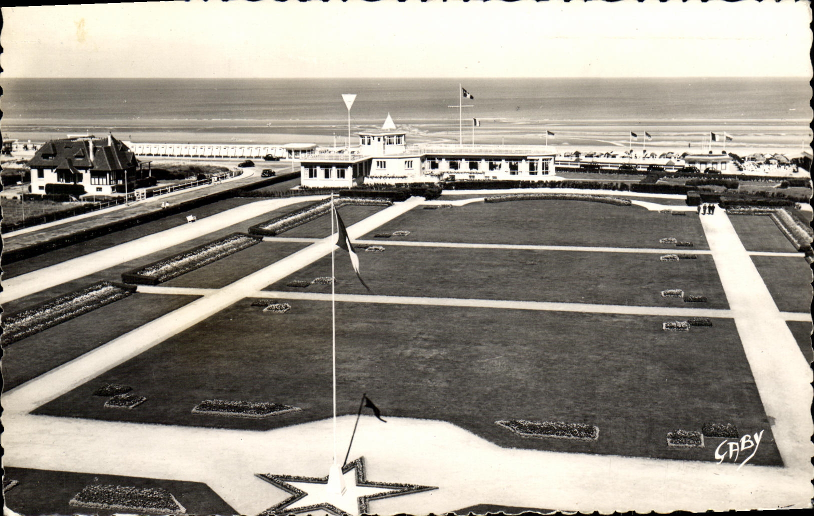 CPM Deauville La Plage Fleurie Les Jardins et le Yacht Club