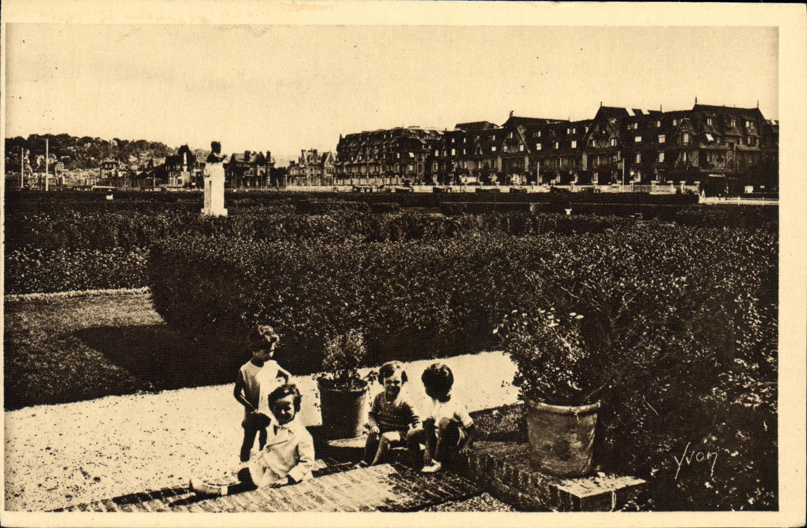 CPA Deauville Les Jardins vers le Normandy Enfants