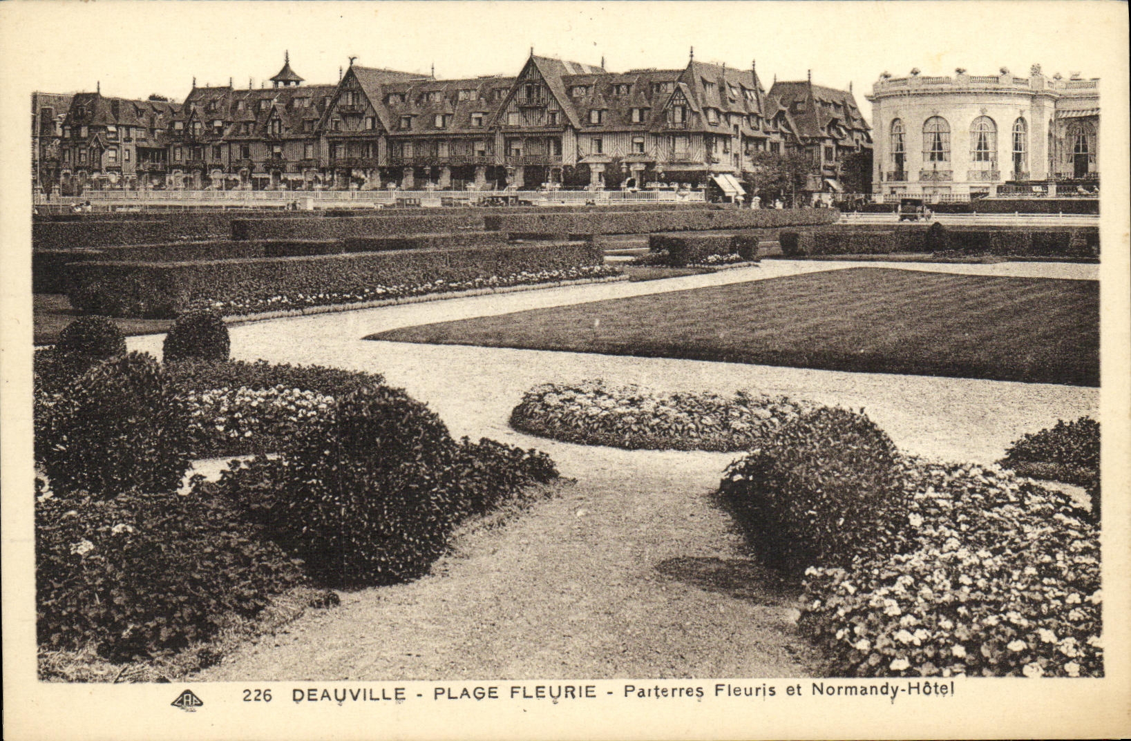CPA Deauville Plage Fleurie Parterres Fleuris et Normandy Hotel