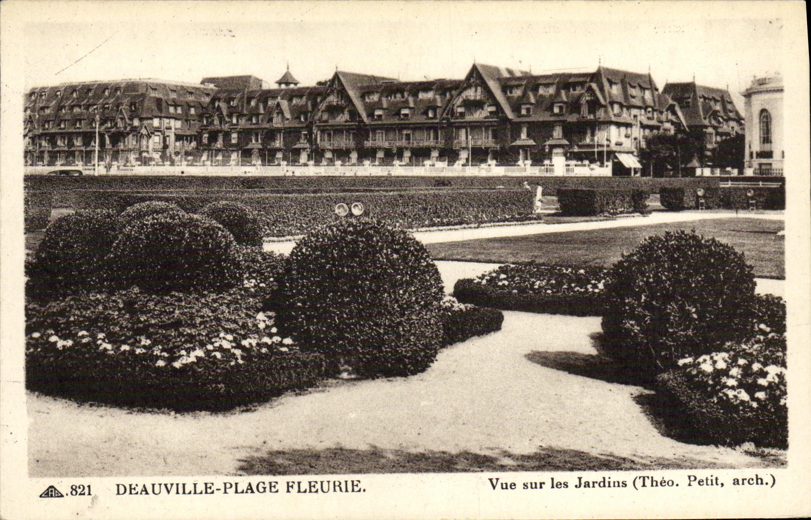 La POSTAL Deauville de la VENDIMIA florecio la playa vista en los jardines