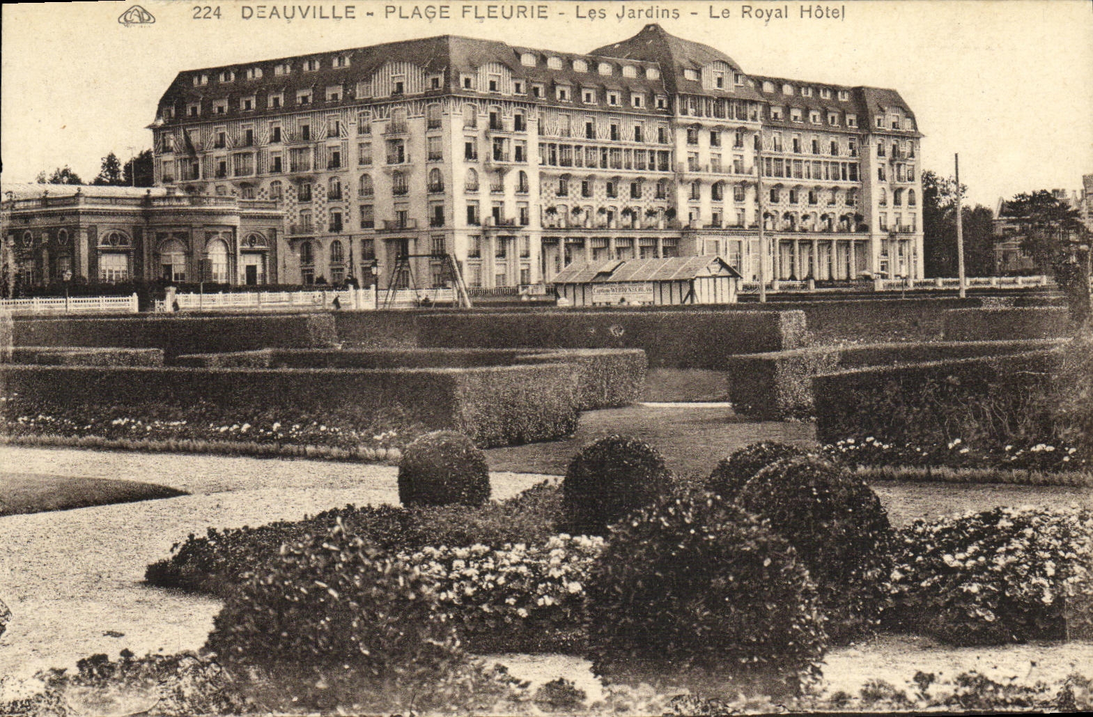 CPA Deauville Plage Fleurie Les Jardins Le Royal Hotel