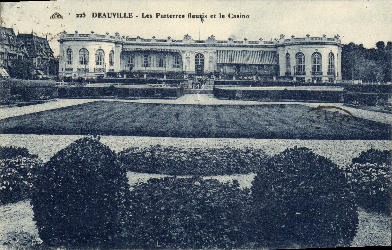 CPA Deauville Les Parterres fleuris et le Casino
