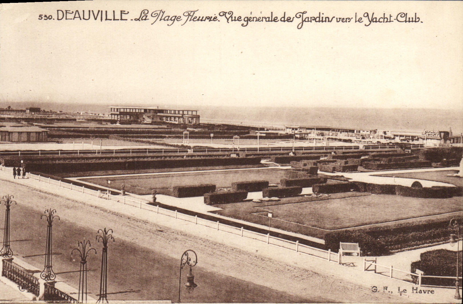CPA Deauville La Plage Fleurie Vue generale Jardin vers le Uacht Club
