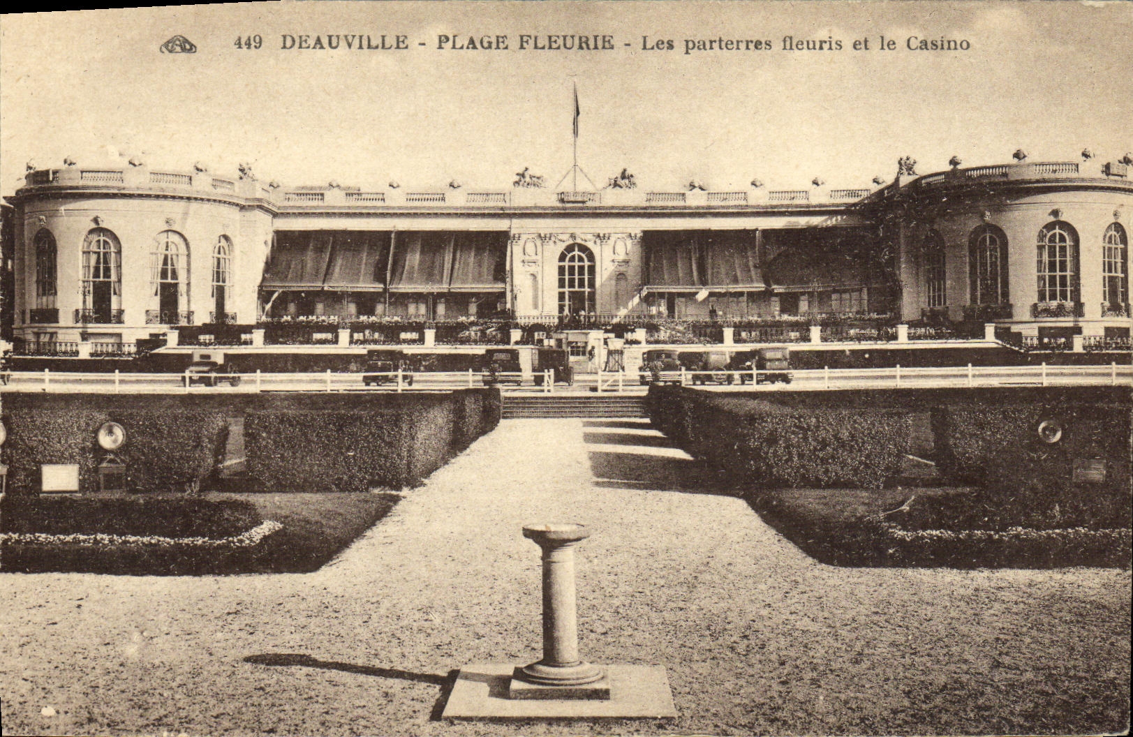 CPA Deauville La Plage Fleurie Les Parterres fleuris et le Casino