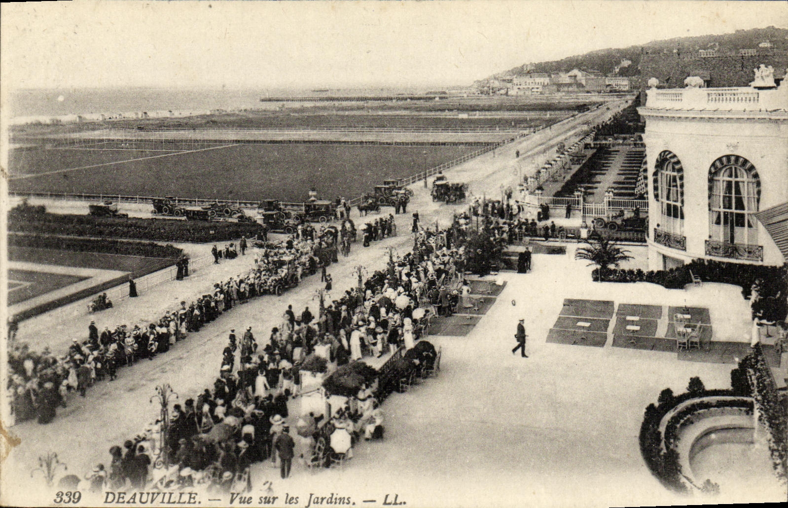 POSTAL Deauville de la VENDIMIA visto en los jardines