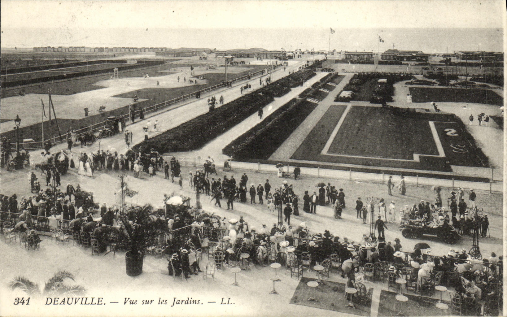 CPA Deauville Vue sur les Jardins