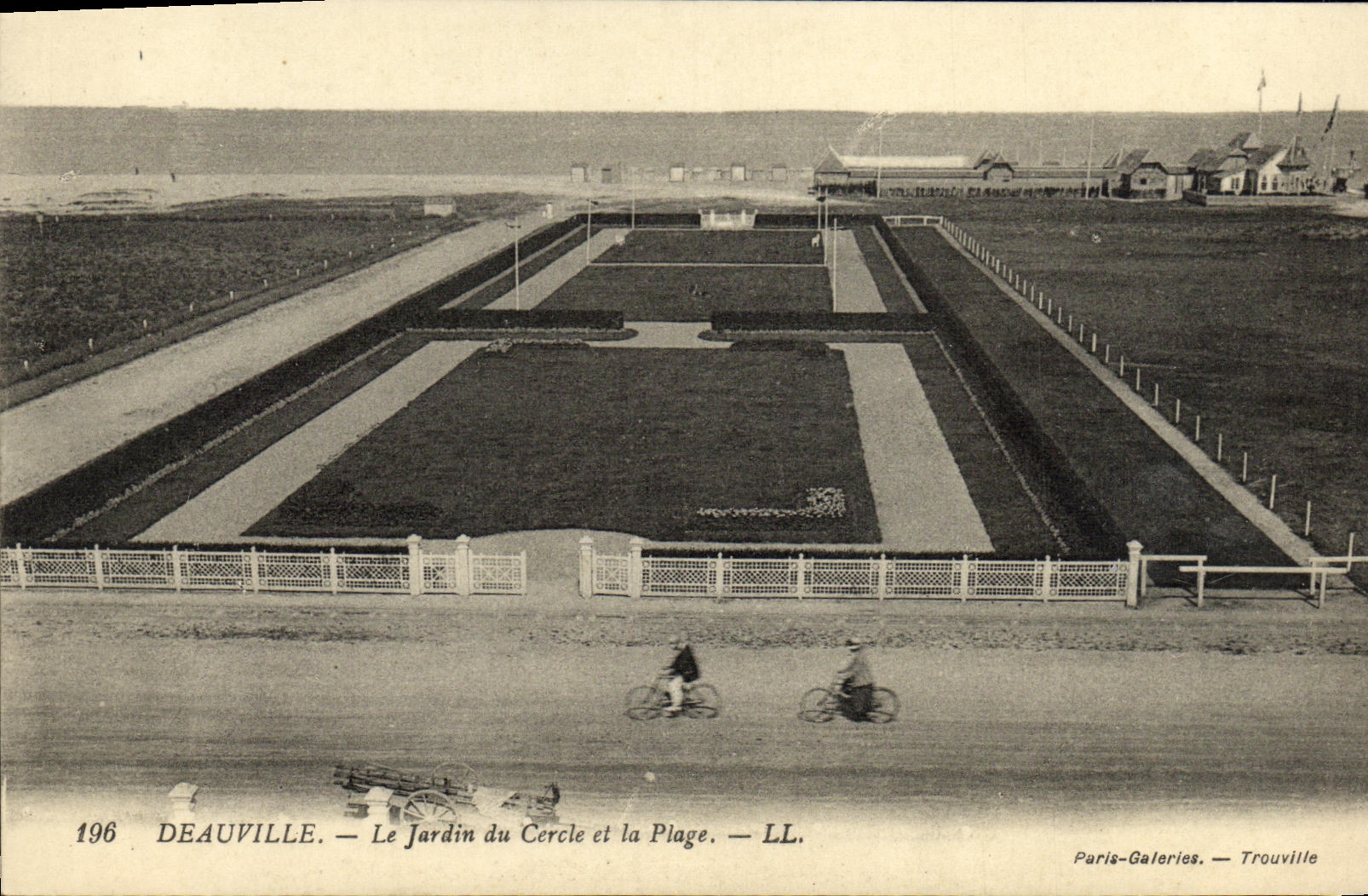 CPA Deauville Le Jardin du Cercle et la Plage