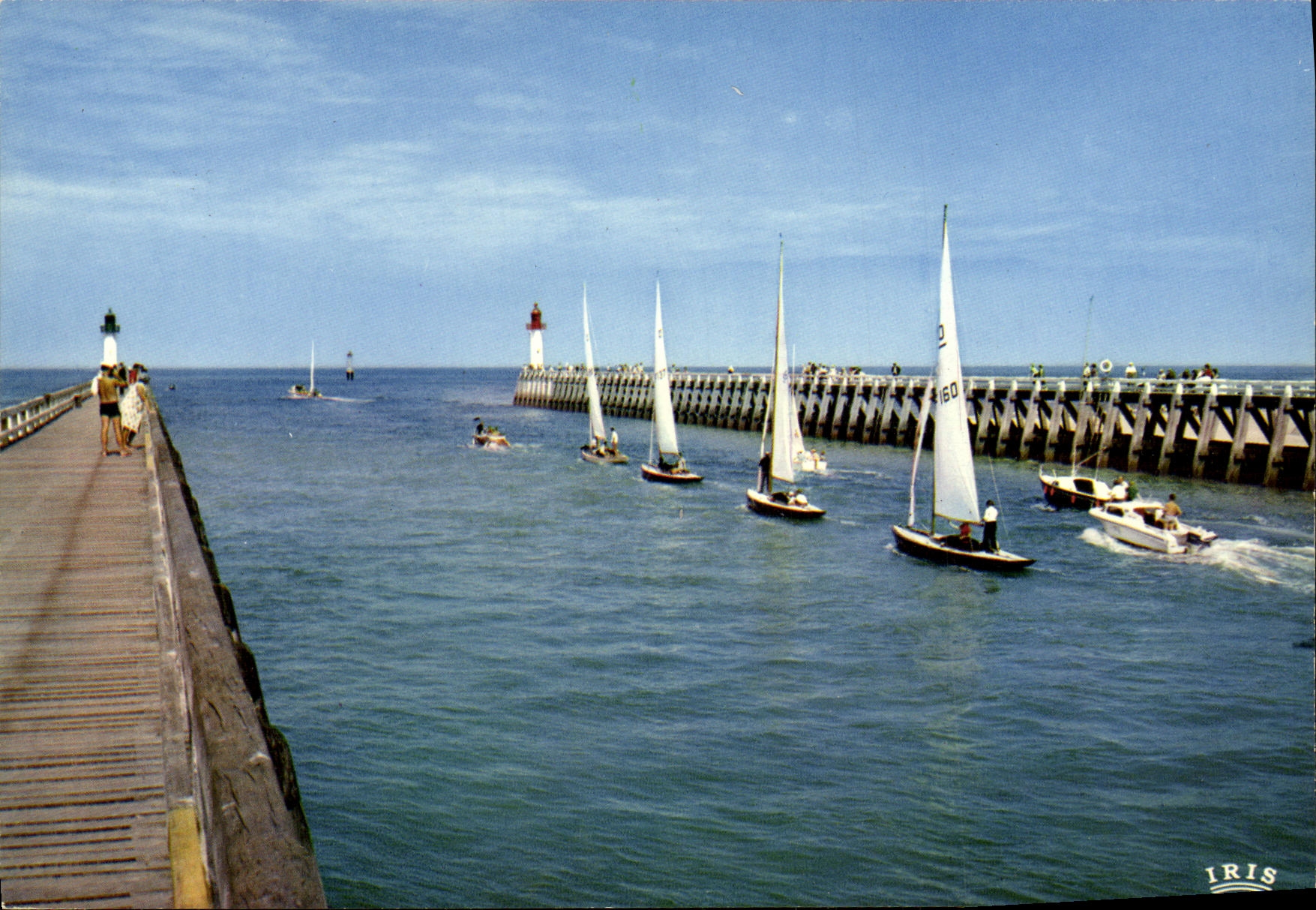 CPM Deauville Trouville Les Jetees et les Voillers Bateaux