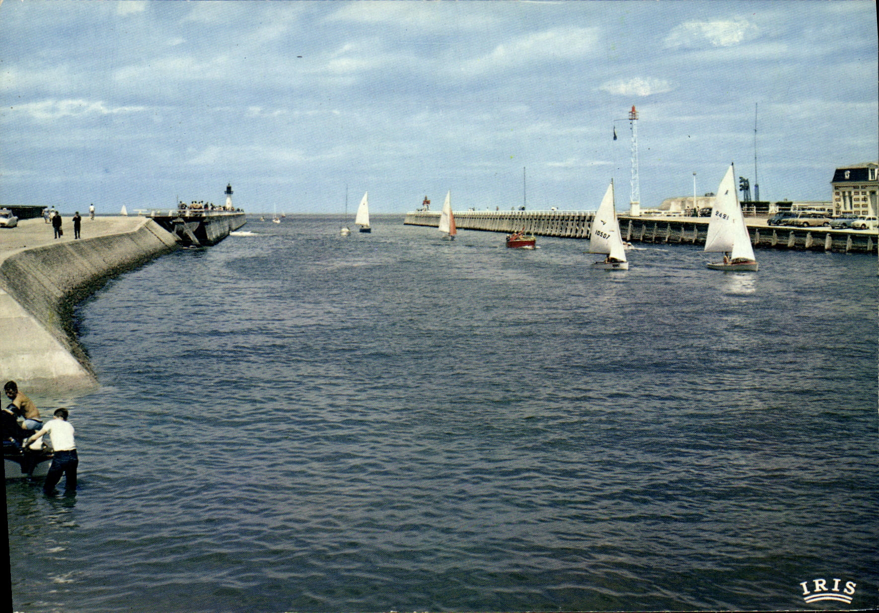 POSTAL MODERNA embarcaderos de Trouville Deauville y los barcos de los veleros