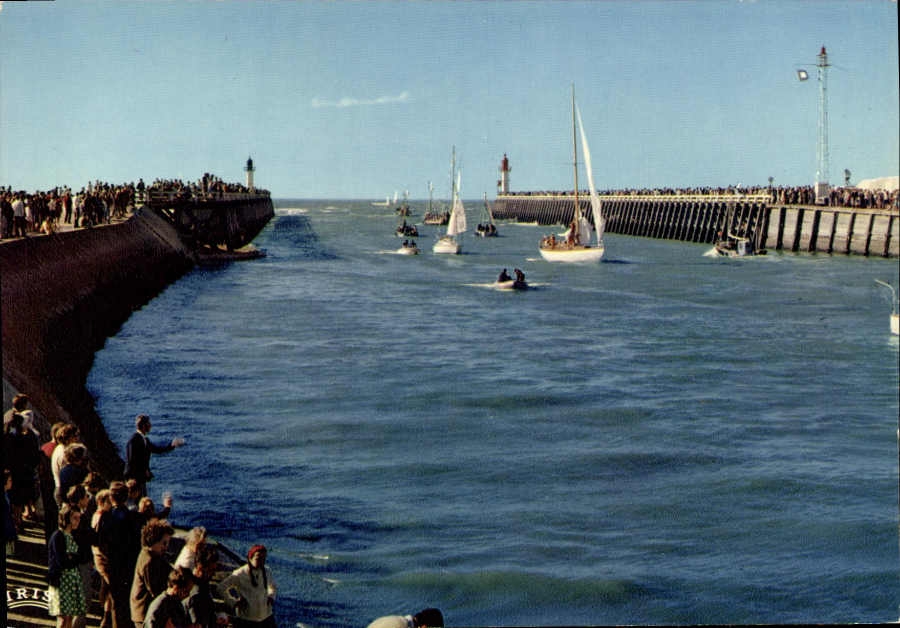CPM Deauville Trouville Les Voiliers et les Jetees Bateaux