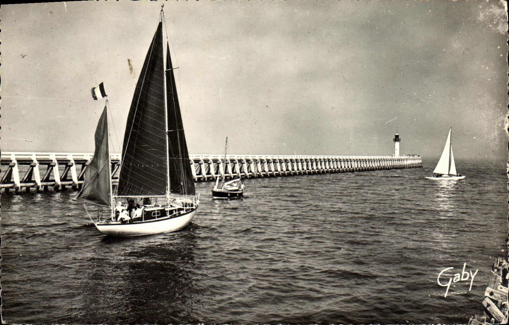 POSTAL MODERNA Deauville los barcos del embarcadero