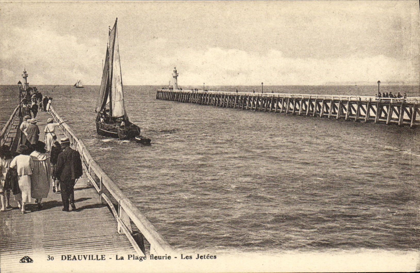 POSTAL Deauville de la VENDIMIA la playa florecida los barcos de los embarcaderos