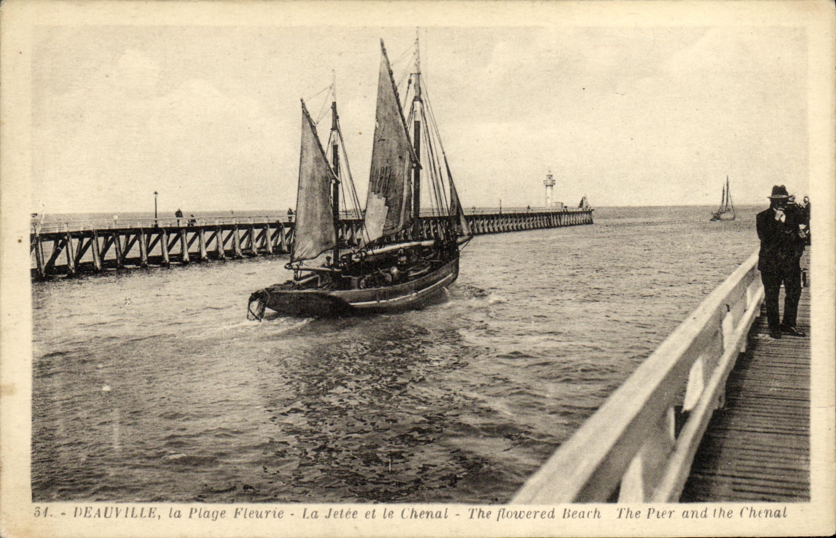 POSTAL Deauville de la VENDIMIA la playa florecida el embarcadero y el barco de canal