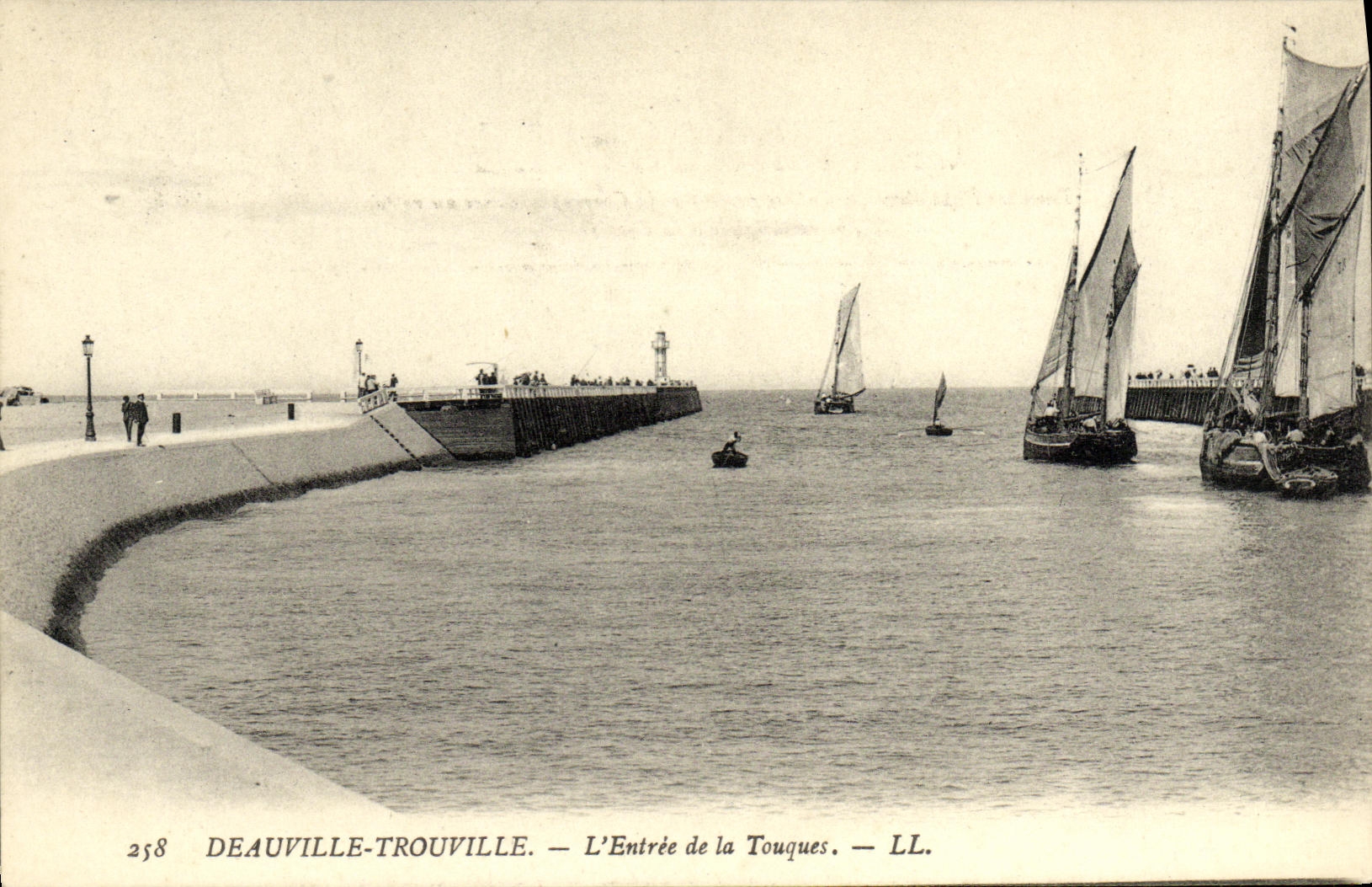POSTAL Deauville Trouville L de la VENDIMIA entrado de los barcos de los tambores