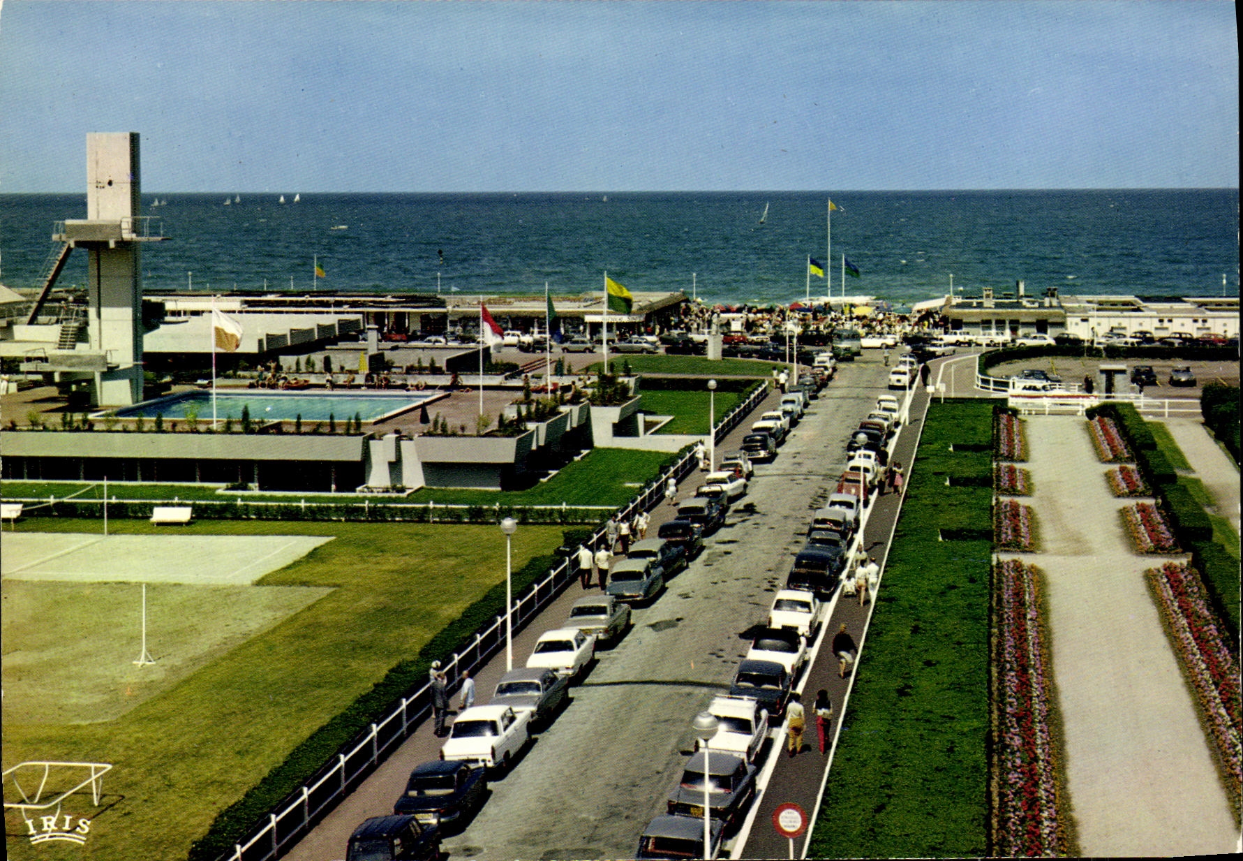 CPM Deauville Plage Fleurie Le Plongeoir de la Piscine Olympique