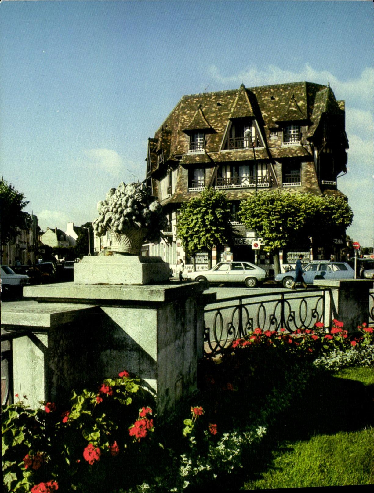 POSTAL MODERNA Deauville el lugar de Morny