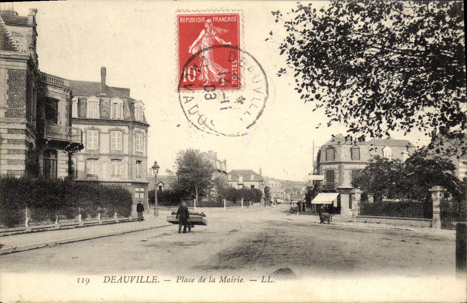 La POSTAL Deauville de la VENDIMIA coloca el ayuntamiento