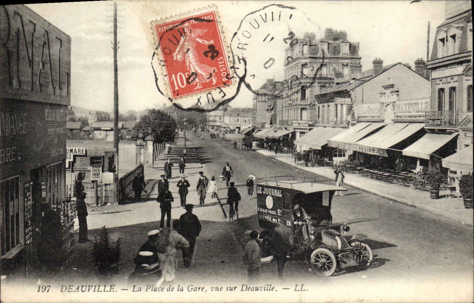 CPA Deauville La Place de la Gare vue sur Deauville Automobile Le journal