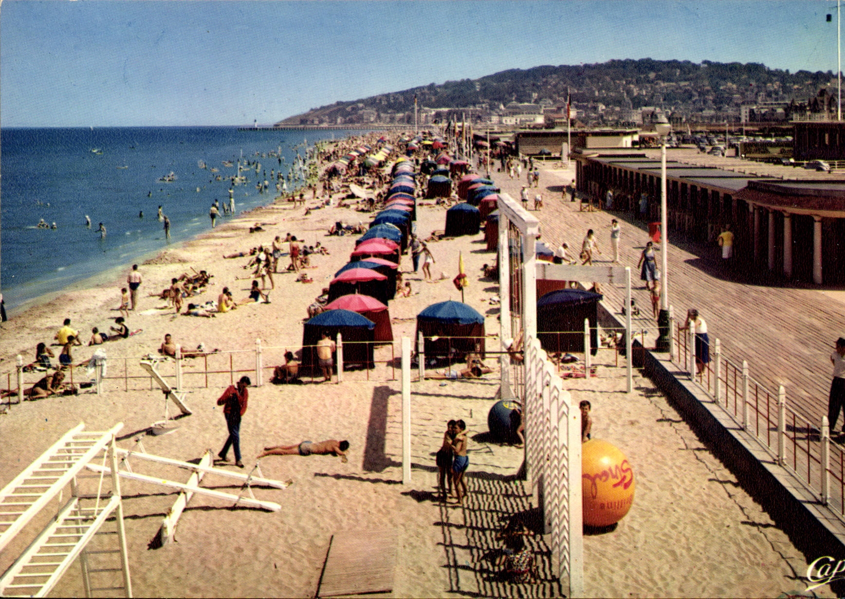 CPM Deauville Trouville Vue d ensemble de la plage de Deauville