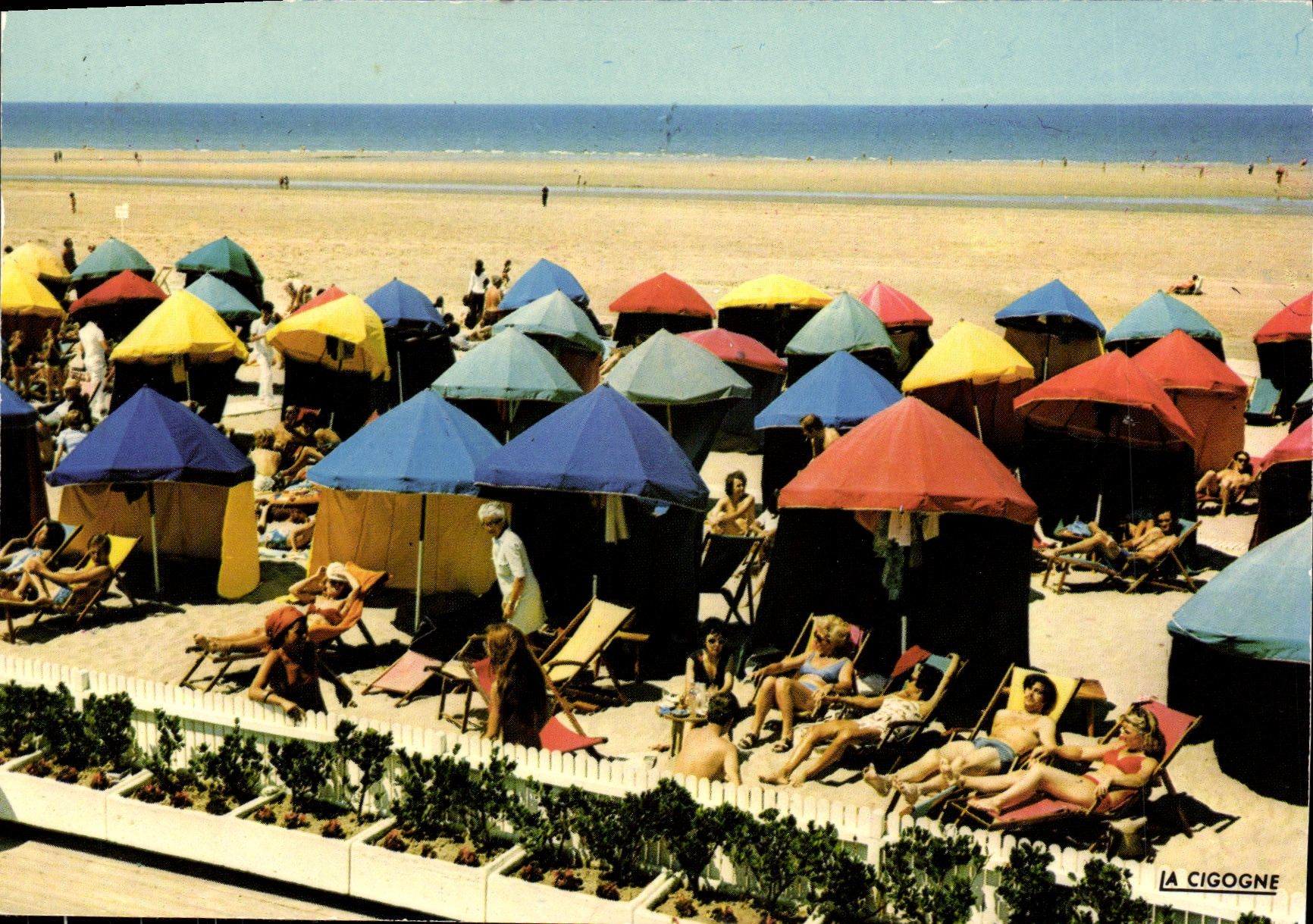 CPM Deauville La Plage Fleurie Une partie de la Plage