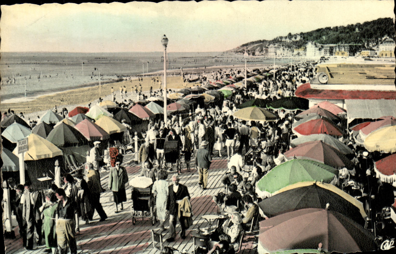 POSTAL MODERNA Deauville la playa florecida la playa la caminata y la barra del Sun