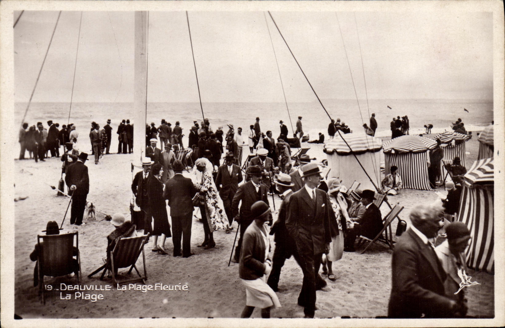 CPM Deauville La Plage Fleurie La Plage
