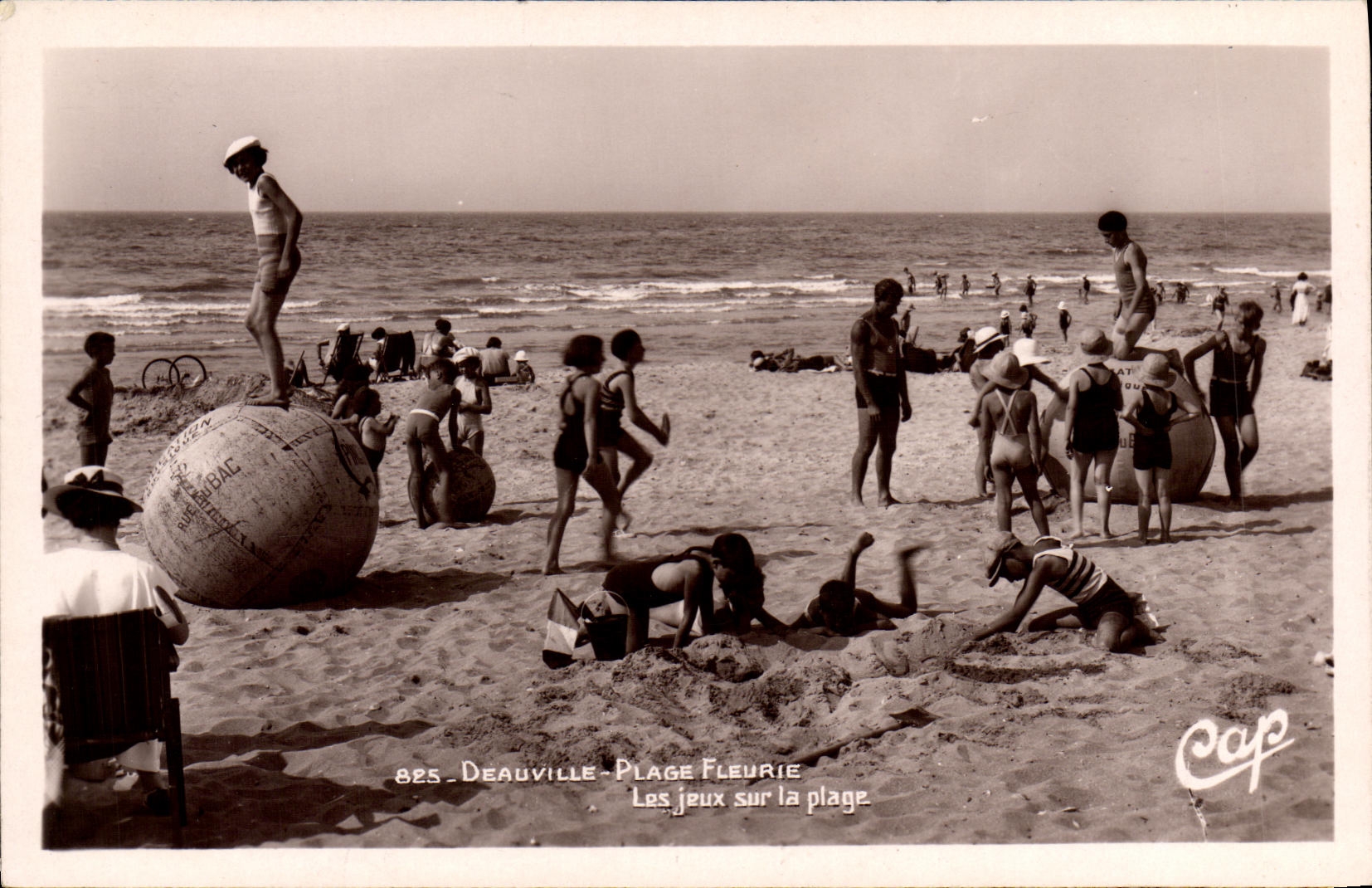 CPM Deauville Plage Fleurie Les jeux sur la plage
