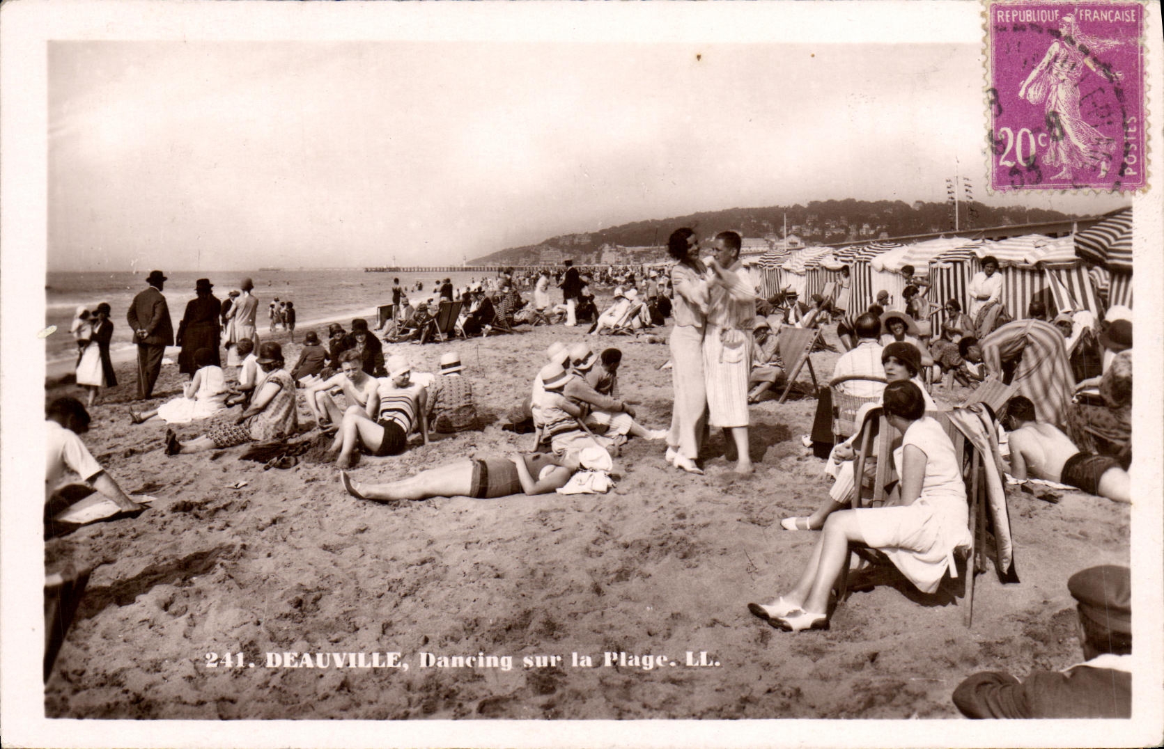 Pasillo de danza de Deauville de la POSTAL de la VENDIMIA en la playa