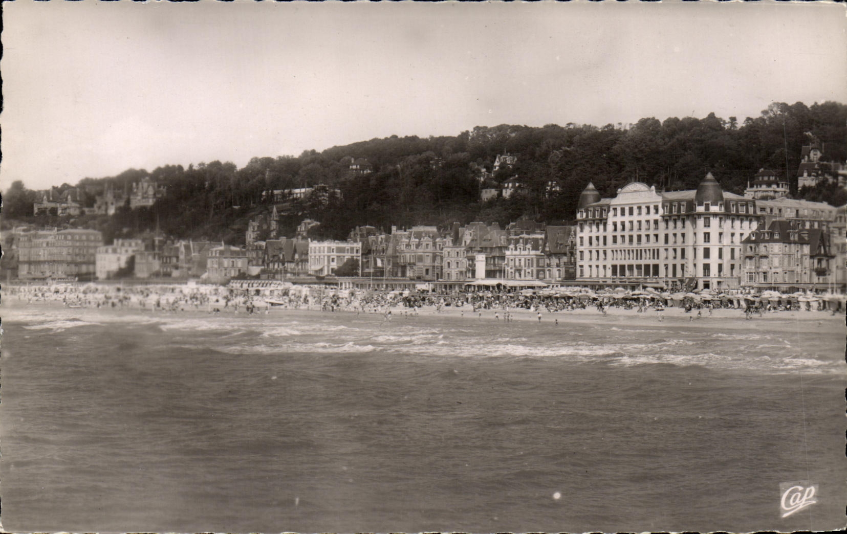 La POSTAL Deauville de la VENDIMIA la reina de las playas la playa tiene alta marea y los chalets