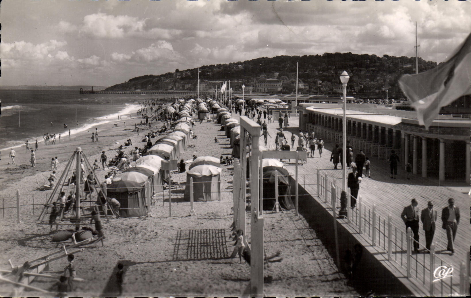 CPA Deauville La Plage Fleurie La Plage a maree haute