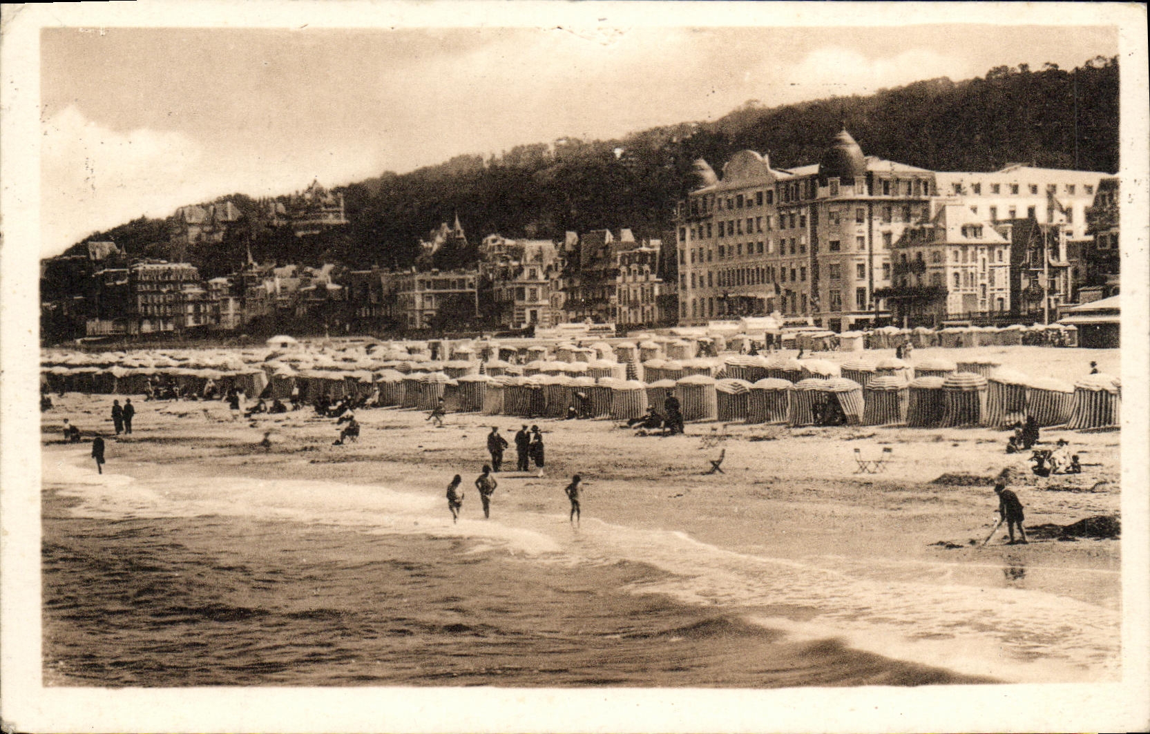 La POSTAL Trouville de la VENDIMIA la reina de las playas la playa tiene alta marea