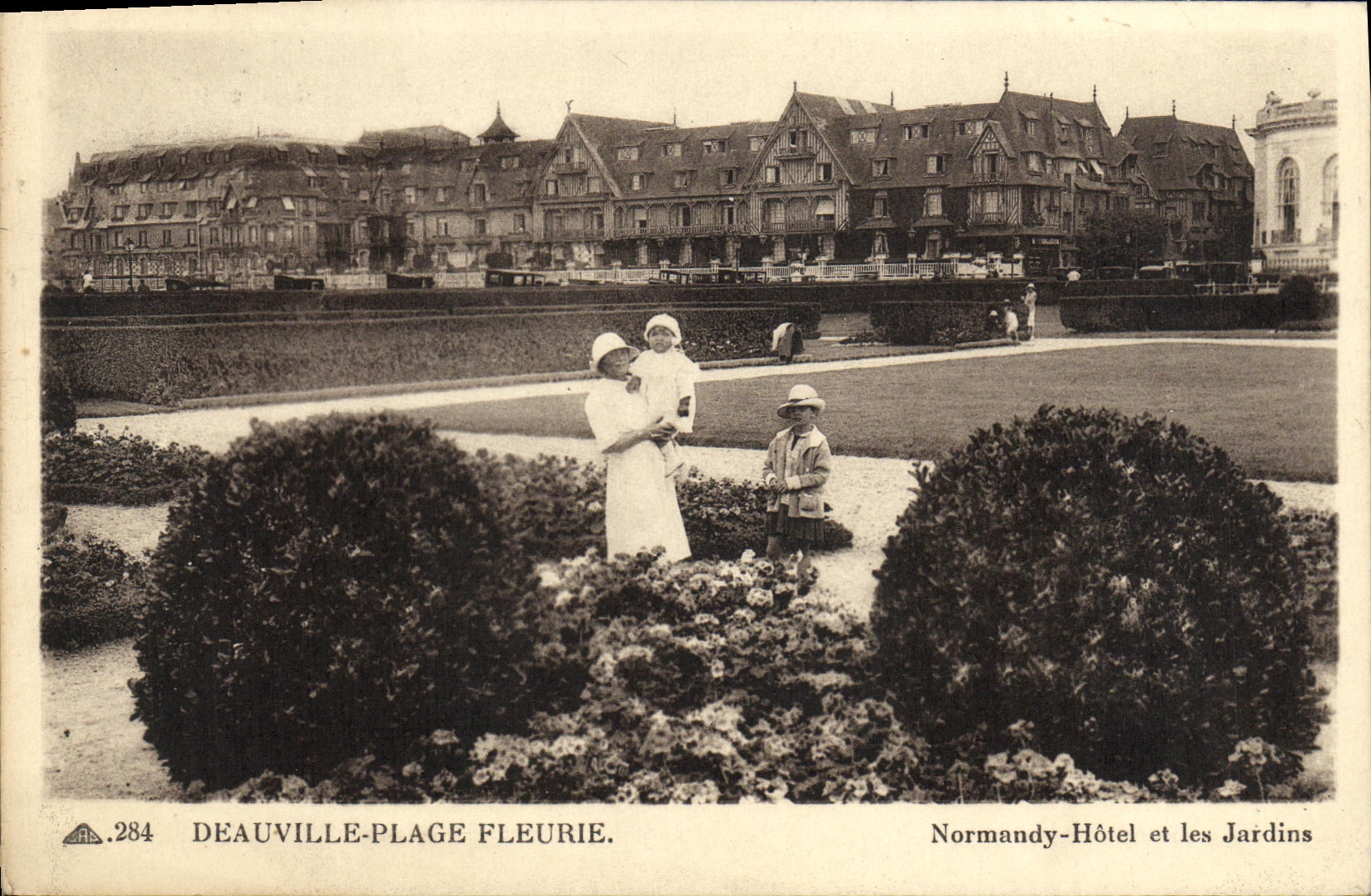 La POSTAL Deauville de la VENDIMIA florecio el hotel y los jardines de Normandia de la playa
