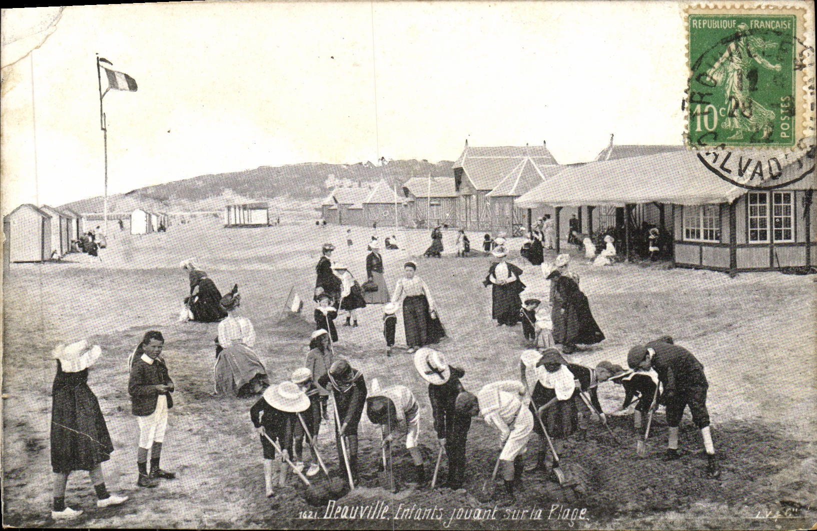 CPA Deauville Enfants jouant sur la plage 