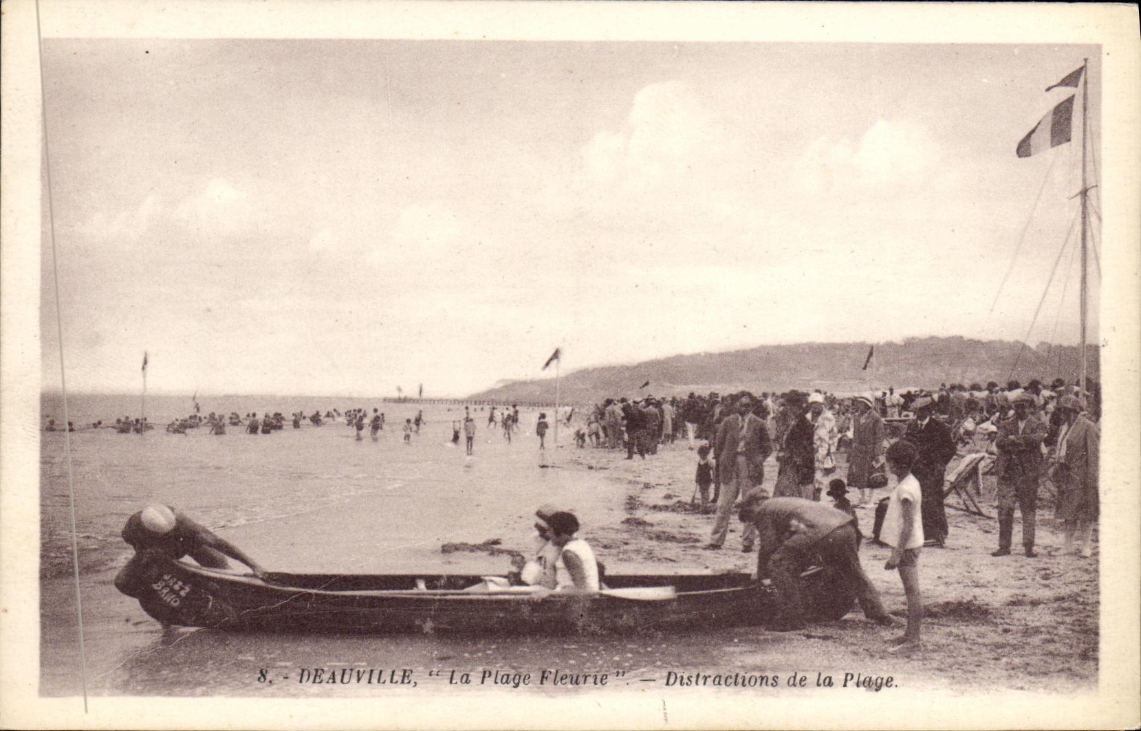 POSTAL Deauville de la VENDIMIA las distracciones florecidas de la playa de la canoa de la playa