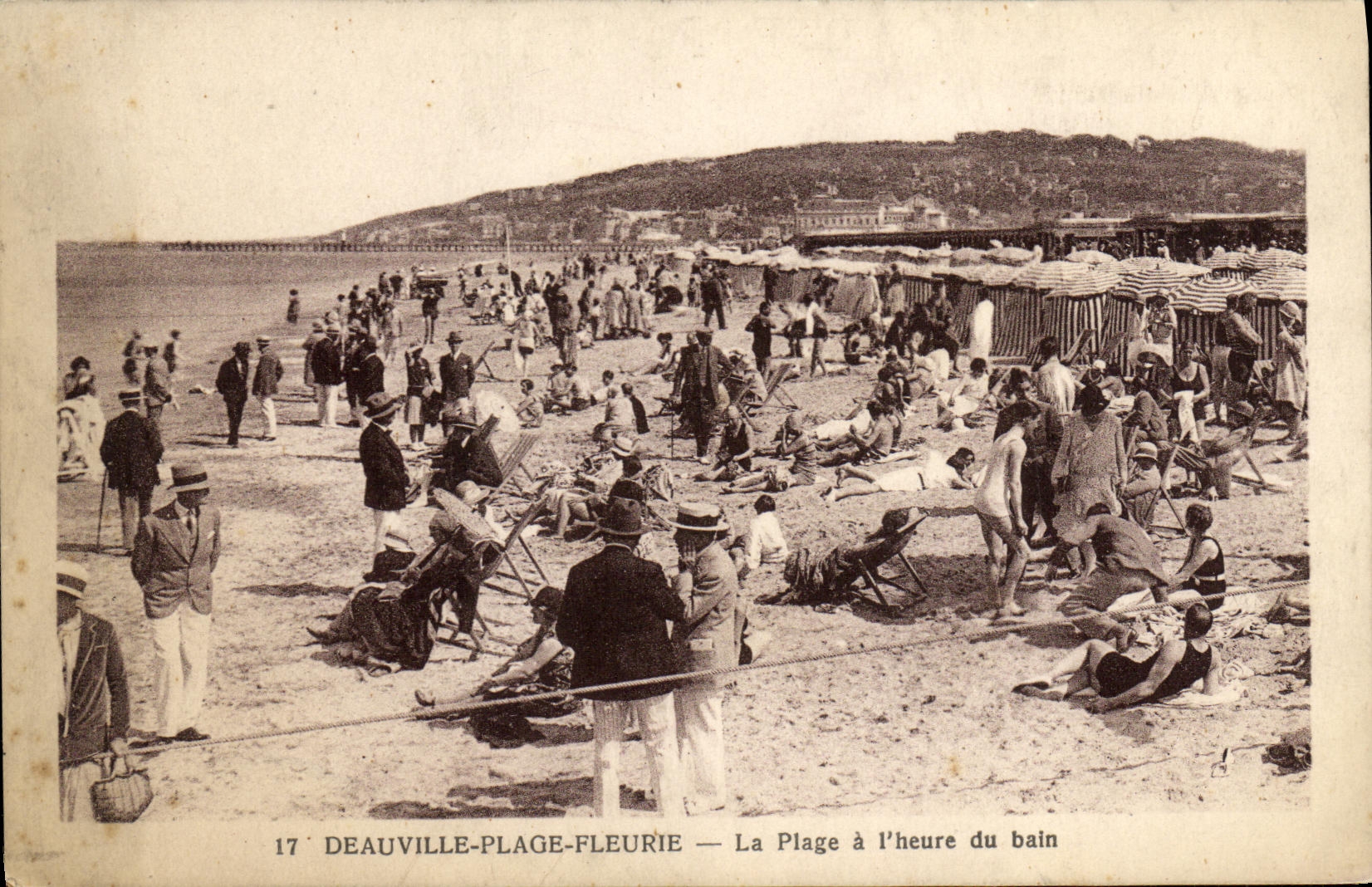 CPA Deauville La Plage a l heure du Bain