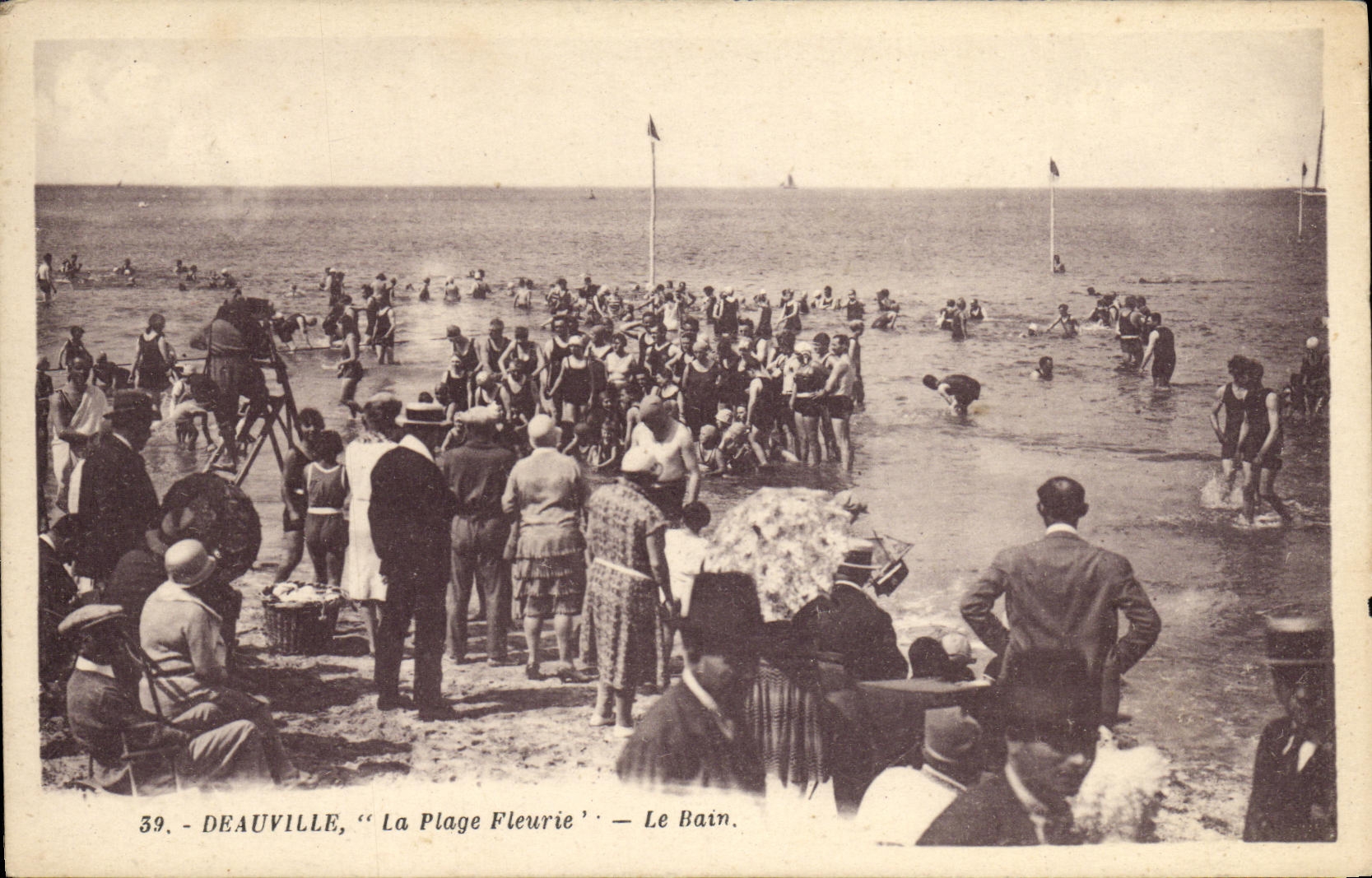 CPA Deauville La Plage Fleurie Le Bain