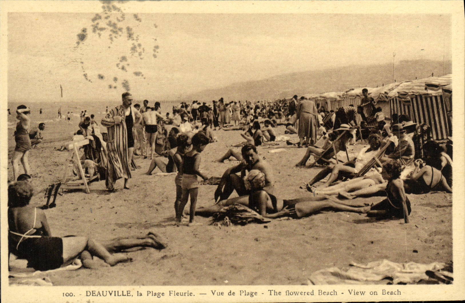 CPA Deauville La Plage Fleurie Vue de Plage